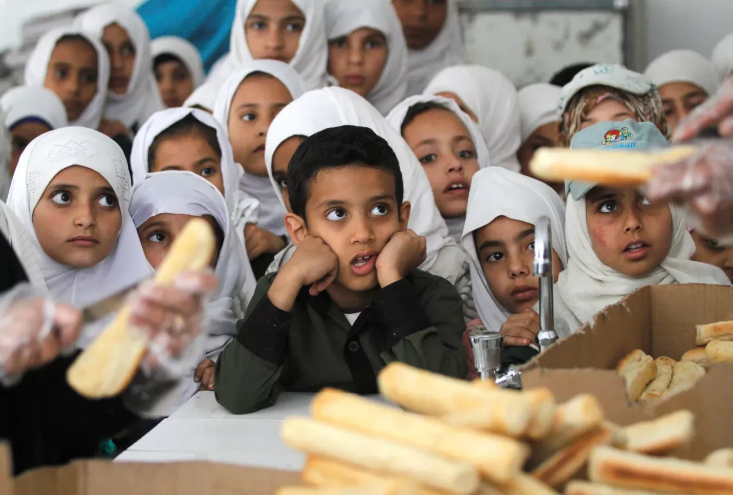الأوضاع المعيشية الصعبة وانقطاع رواتب المعلمين حرمت الطلاب اليمنيين من الحصول على تعليم جيد (رويترز)