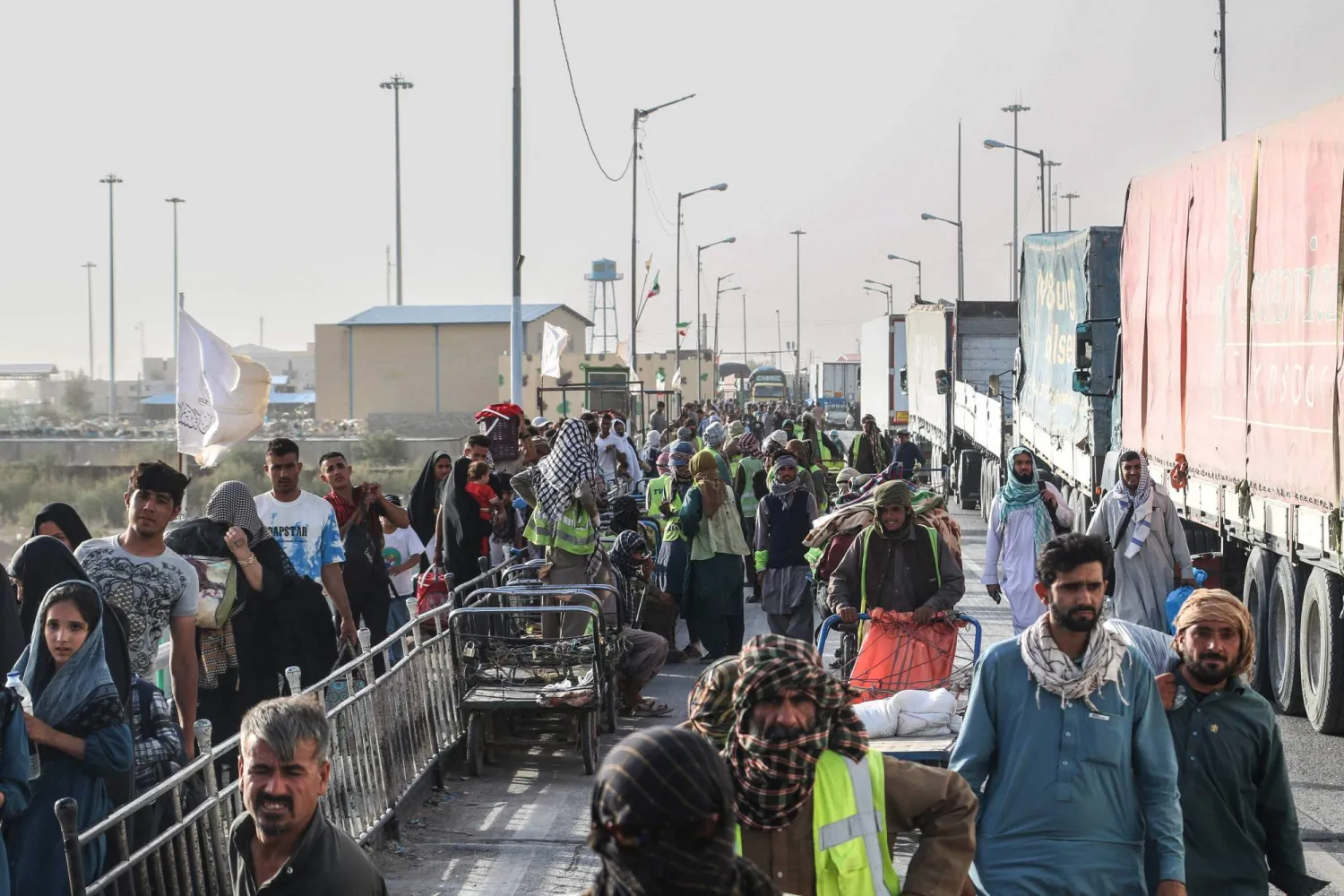 وصل لاجئون أفغان من إيران إلى «معبر بولي أبريشام» الحدودي بين أفغانستان وإيران في منطقة زارانغ الأفغانية في 13 يوليو 2025 (إ.ب.أ)