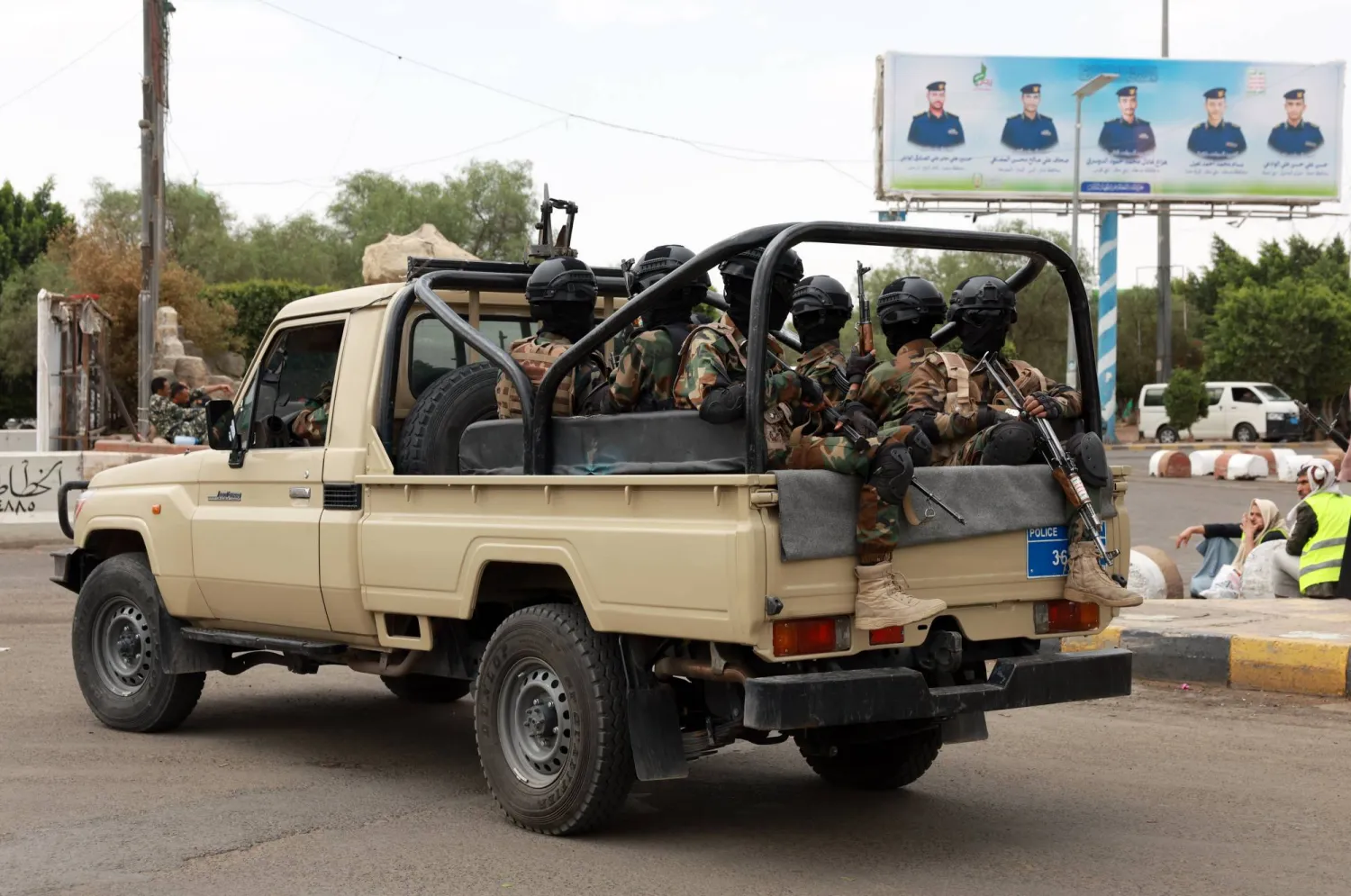 مسلحون حوثيون على متن عربة أمنية في أحد شوارع صنعاء (إ.ب.أ)