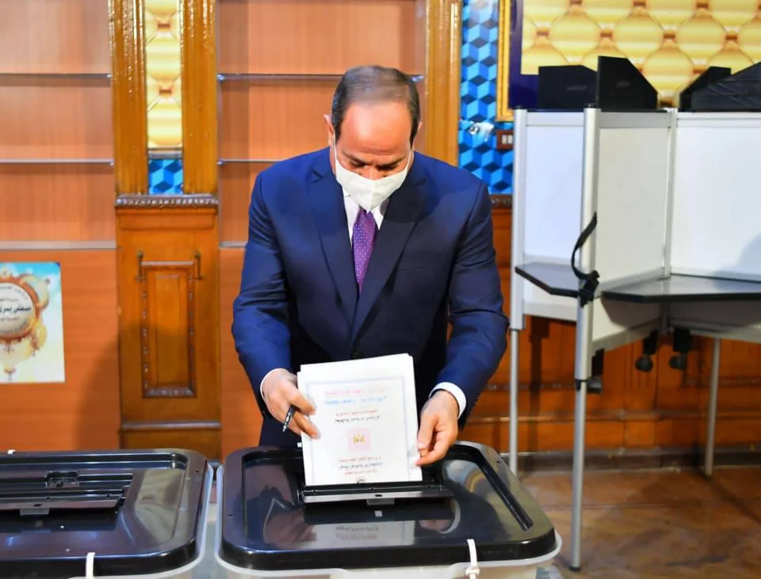 الرئيس المصري عبد الفتاح السيسي يدلي بصوته في انتخابات مجلس الشيوخ عام 2020 (الرئاسة المصرية)