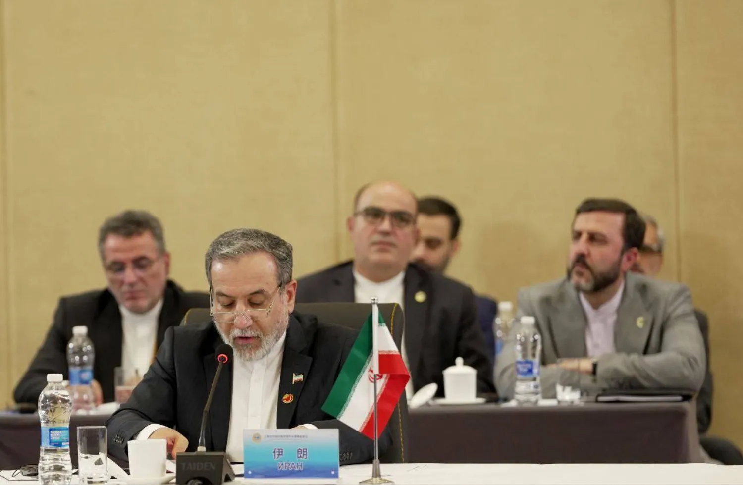عراقجي يلقي خطاباً أمام الاجتماع الوزاري لمنظمة شنغهاي في تيانجين جنوب شرق بكين (الخارجية الإيرانية)