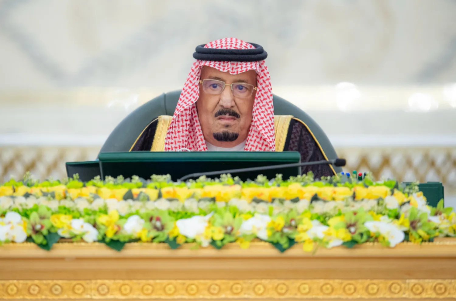 خادم الحرمين الشريفين يترأس جلسة مجلس الوزراء في جدة (واس)