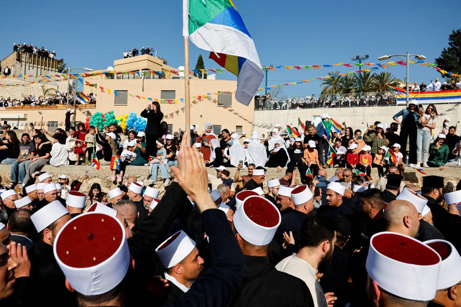 وفد رجال الدين الدروز السوريين وسط مستقبليهم لدى زيارة مقام النبي شعيب في الجولان المحتل الجمعة (رويترز)