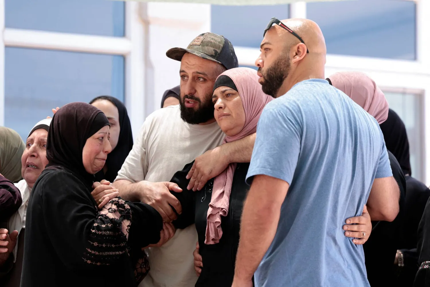 والدة رجل قُتل برصاص القوات الإسرائيلية تتفاعل في أثناء جنازة ابنها بالقرب من رام الله في الضفة الغربية (رويترز)