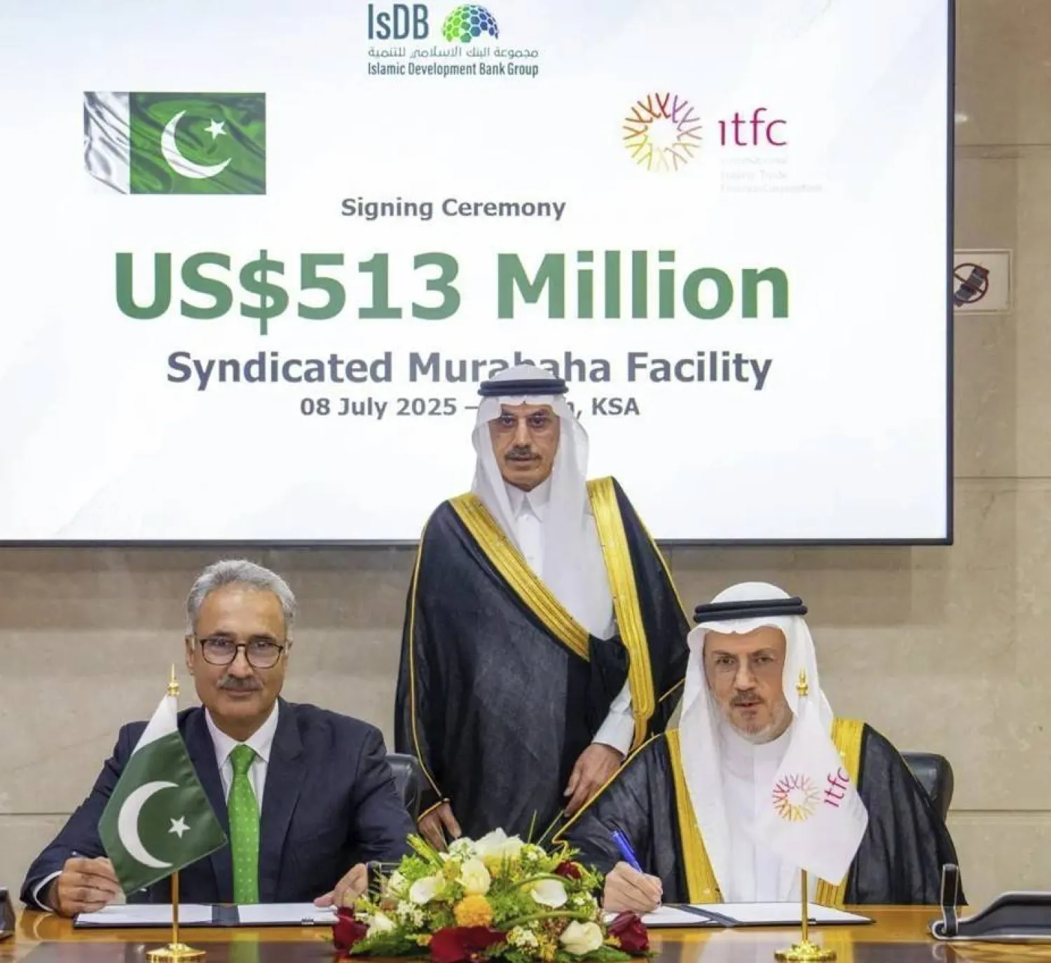 جرى توقيع الاتفاقية بحضور الدكتور محمد الجاسر رئيس البنك الإسلامي للتنمية والرئيس التنفيذي للمؤسسة المهندس أديب الأعمى والدكتور كاظم نياز السكرتير الاتحادي للشؤون الاقتصادية للحكومة الباكستانية (الشرق الأوسط)