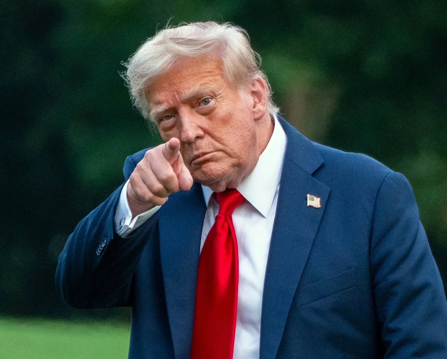 الرئيس الأميركي دونالد ترمب يشير بأصبعه لدى وصوله إلى البيت الأبيض 13 يوليو 2025 (د.ب.أ)