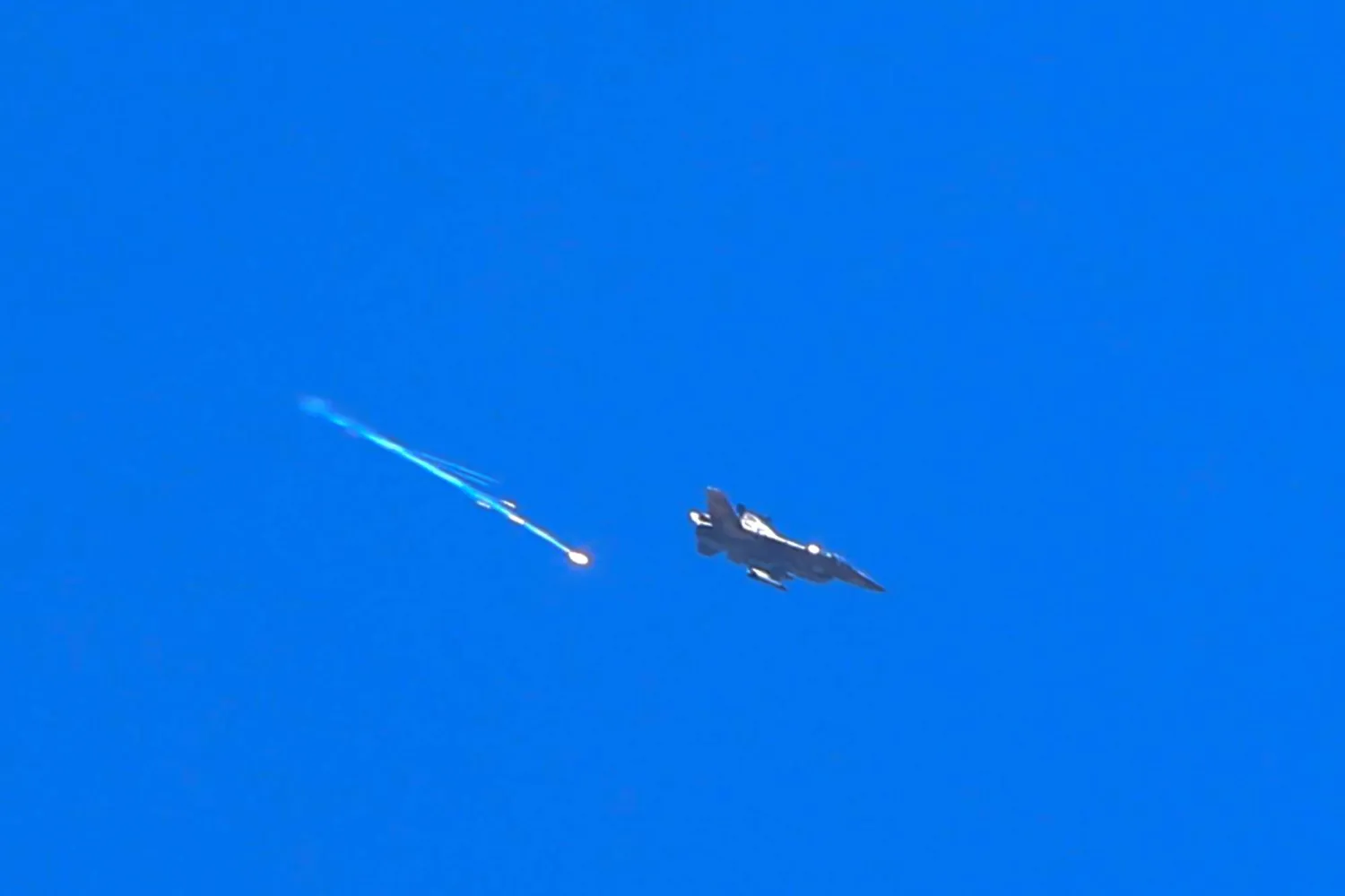 طائرة إسرائيلية تلقي بالونات حرارية خلال تحليقها فوق السويداء جنوب سوريا الثلاثاء (أ.ف.ب)