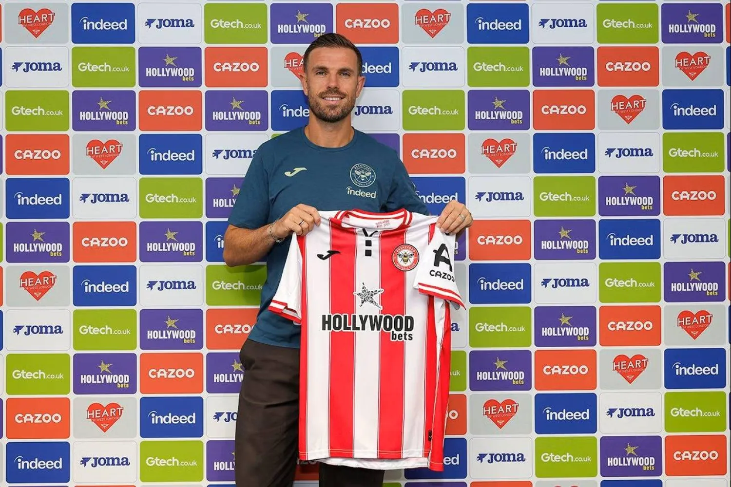 هندرسون خلال تقديمه لجماهير برنتفورد بعد إتمام تعاقده امس (موقع برنتفورد)