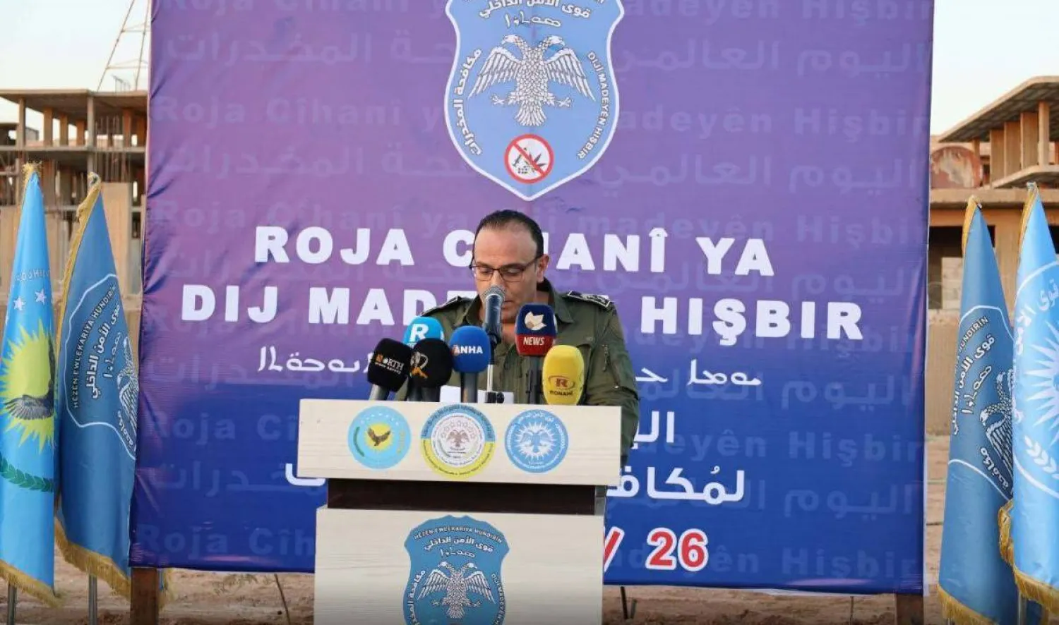 اللواء علي الحسن عضو القيادة العامة لقوى الأمن الداخلي خلال مؤتمر صحافي في مدينة الحسكة يونيو الماضي (الشرق الأوسط) 