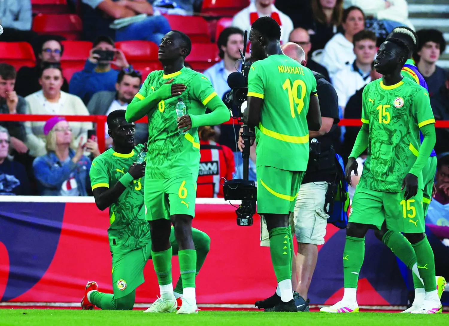 ديارا وفرحة هز شباك منتخب إنجلترا في المباراة الودية أمام السنغال الشهر الماضي (رويترز)