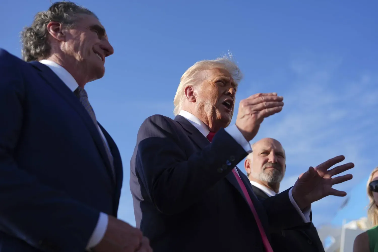 Trump, İçişleri Bakanı Doug Burgum (solda) ve Ticaret Bakanı Howard Lutnick ile birlikte Andrews Ortak Üssü'ne vardıktan sonra basına konuştu, (AP)