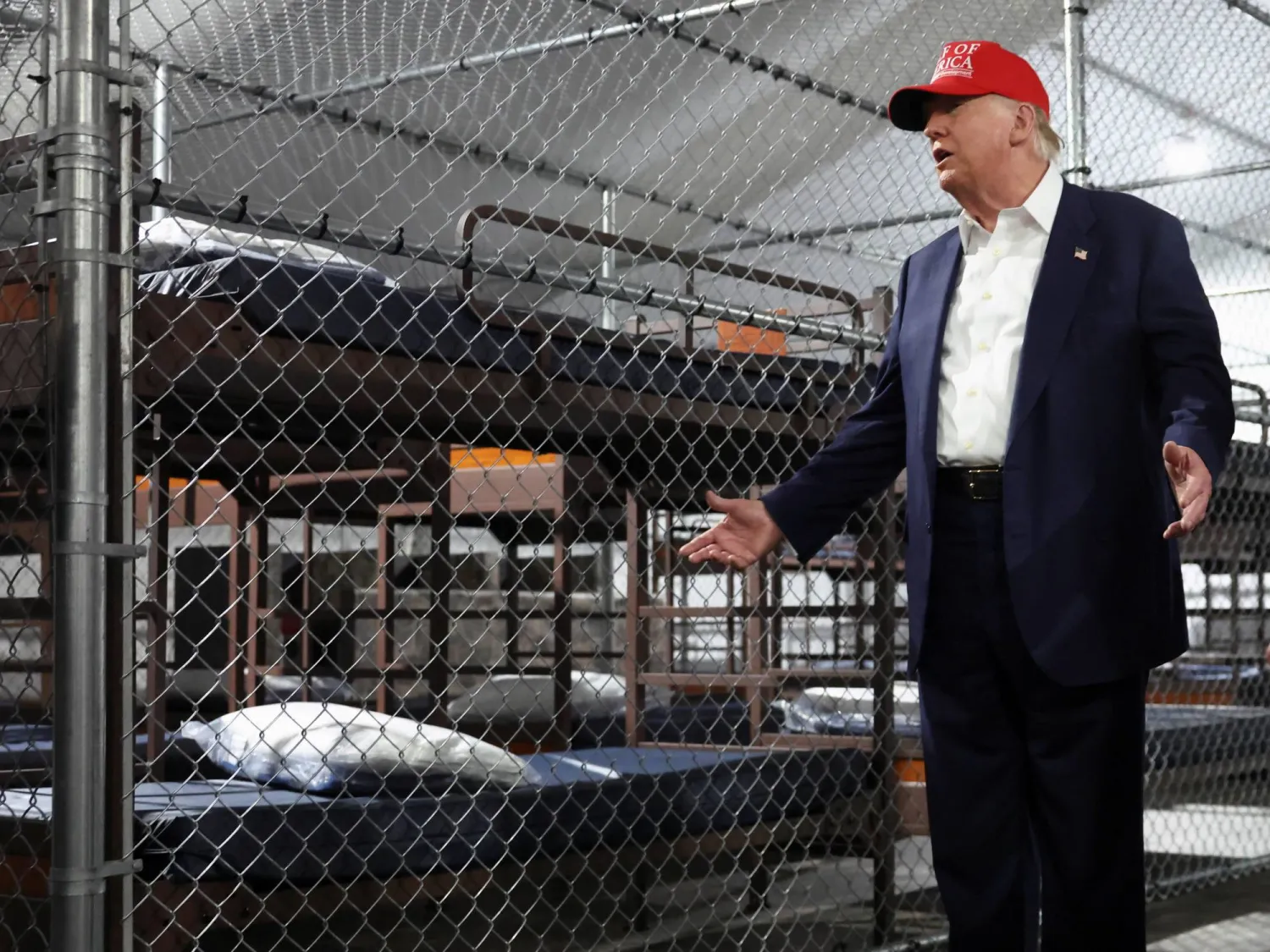 الرئيس الأميركي دونالد ترمب خلال تفقده مركز اعتقال مؤقت للمهاجرين في فلوريدا (رويترز)