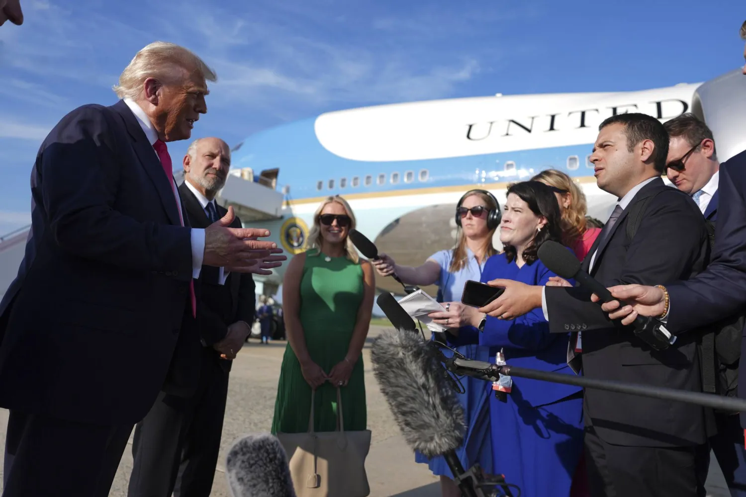 ترمب يتحدث إلى وسائل الإعلام بقاعدة أندروز في ماريلاند (أ.ب)