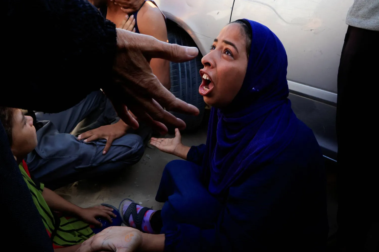 سيدة تنتحب على فقد ذويها في مستشفى الناصر بمدينة خان يونس (رويترز)