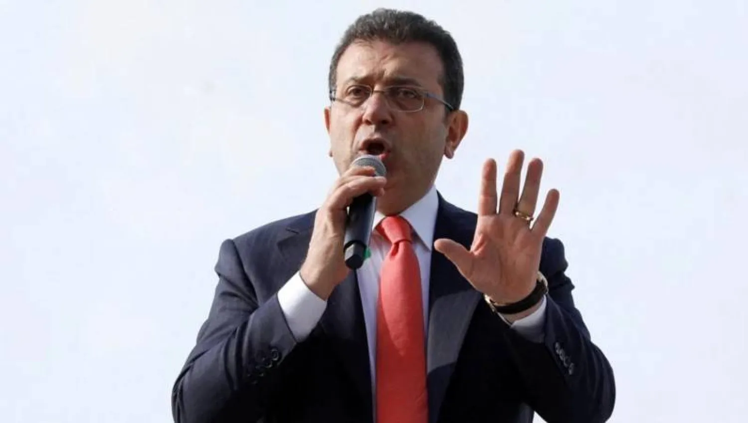 رئيس بلدية إسطنبول المحتجز أكرم إمام أوغلو (رويترز)