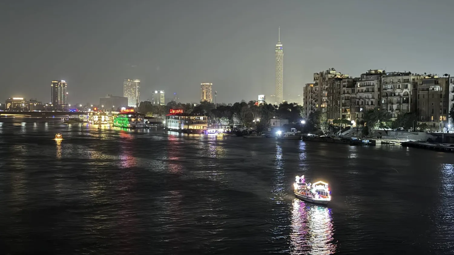 أبراج ومؤسسات مالية على نيل القاهرة (تصوير: عبد الفتاح فرج)