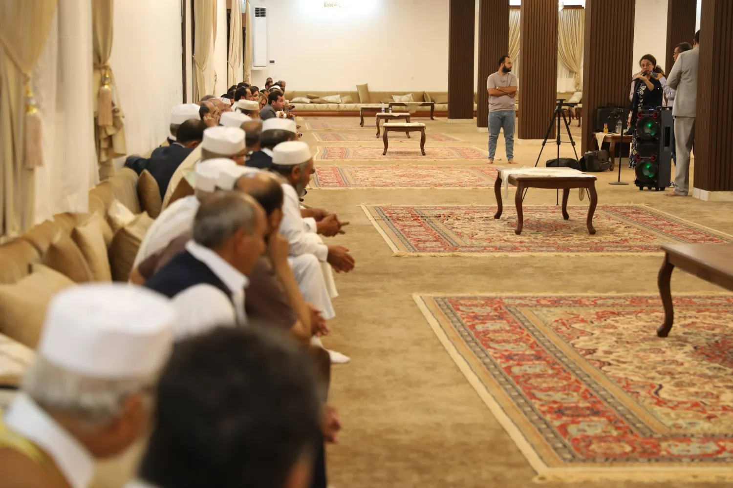 نائبة المبعوثة الأممية في ليبيا ستيفاني خوري خلال لقاء مع فعاليات قبلية في مدينة بني وليد الليبية (البعثة الأممية)