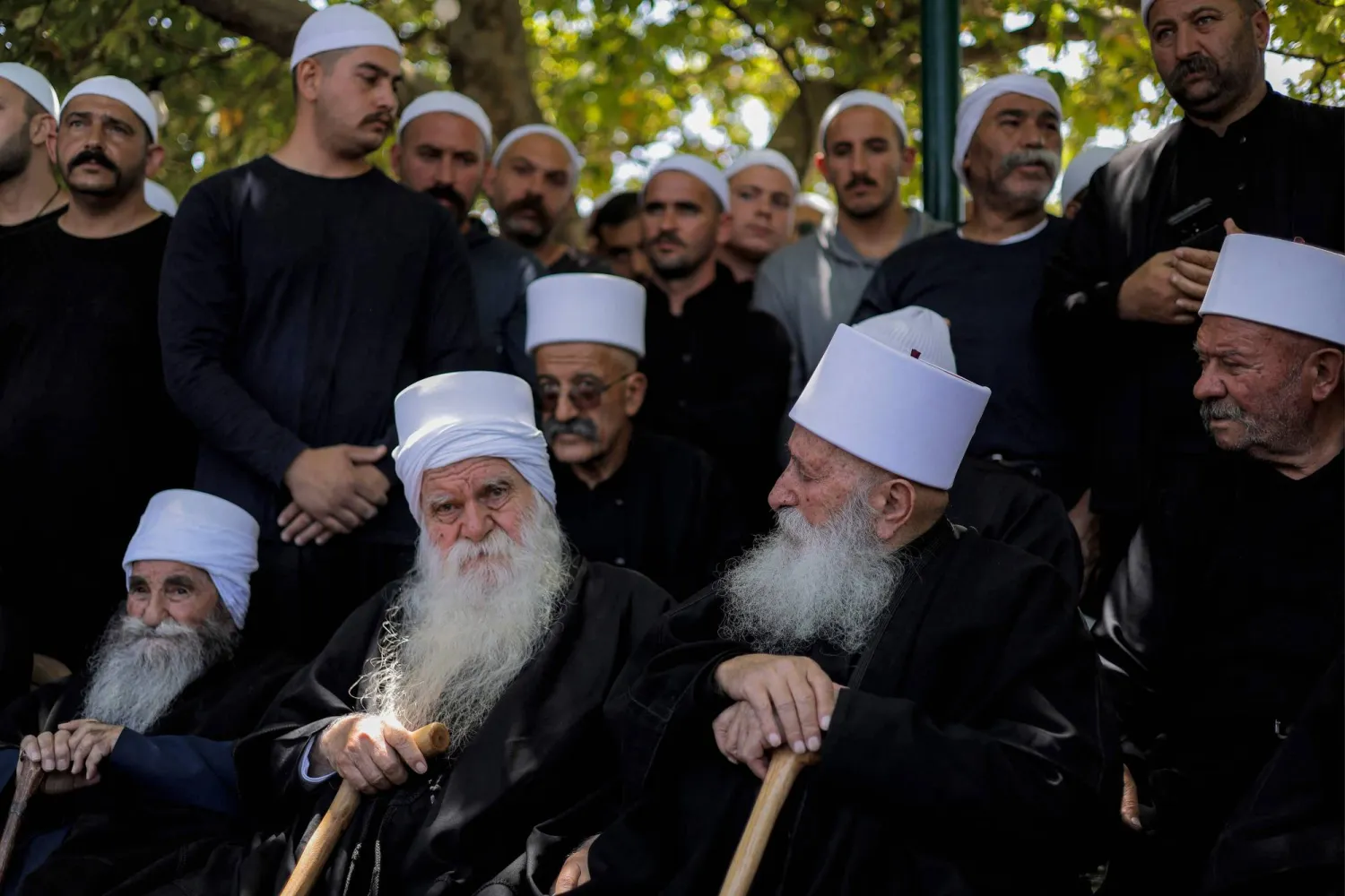 مشايخ من دروز إسرائيل يلتقون في اجتماع ببلدة مجدل شمس السورية المحتلة من قِبل إسرائيل (أ.ف.ب)