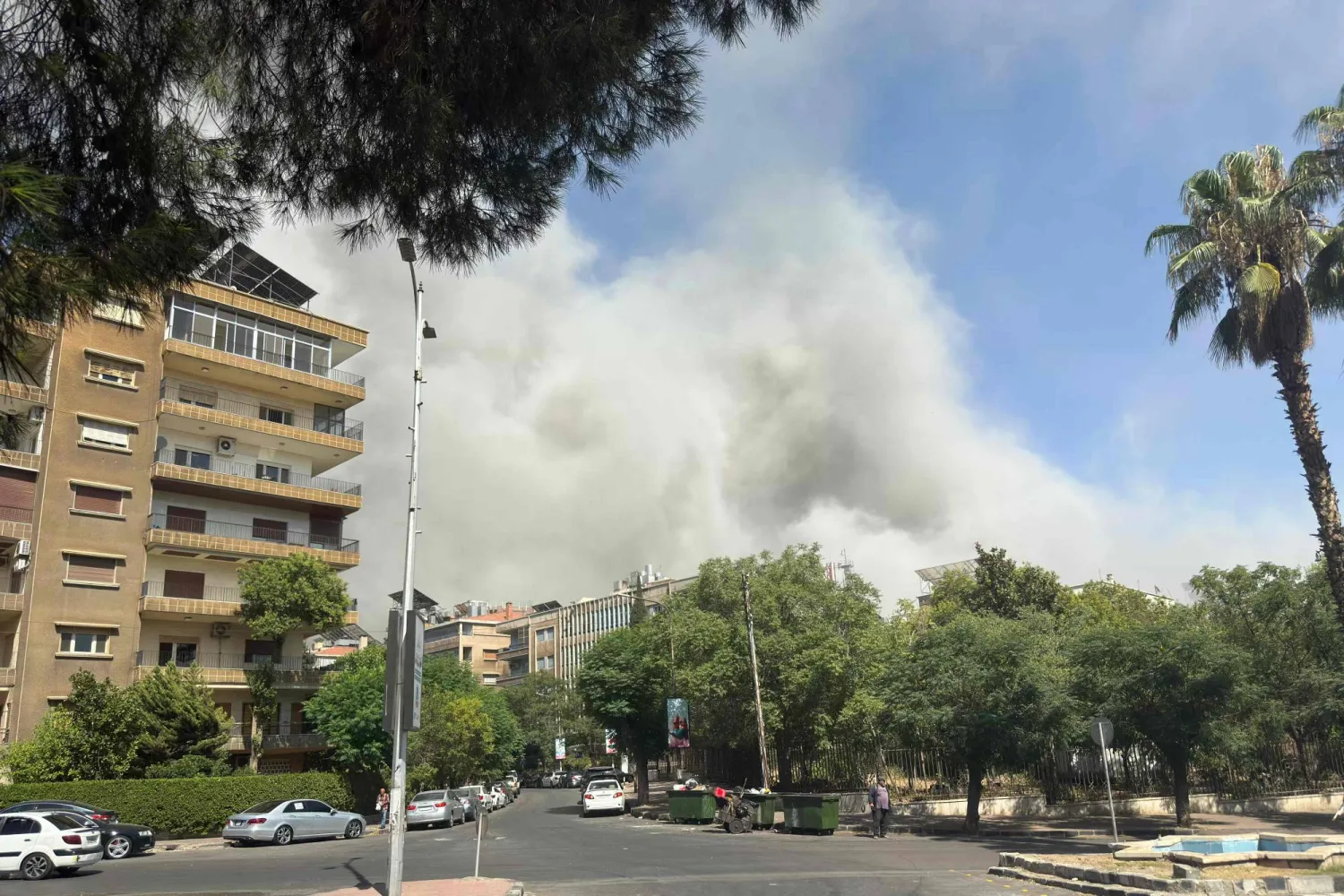 تصاعد الدخان في أعقاب الضربات الإسرائيلية بالقرب من مقر الجيش السوري ووزارة الدفاع في دمشق يوم 16 يوليو 2025 (أ.ف.ب)