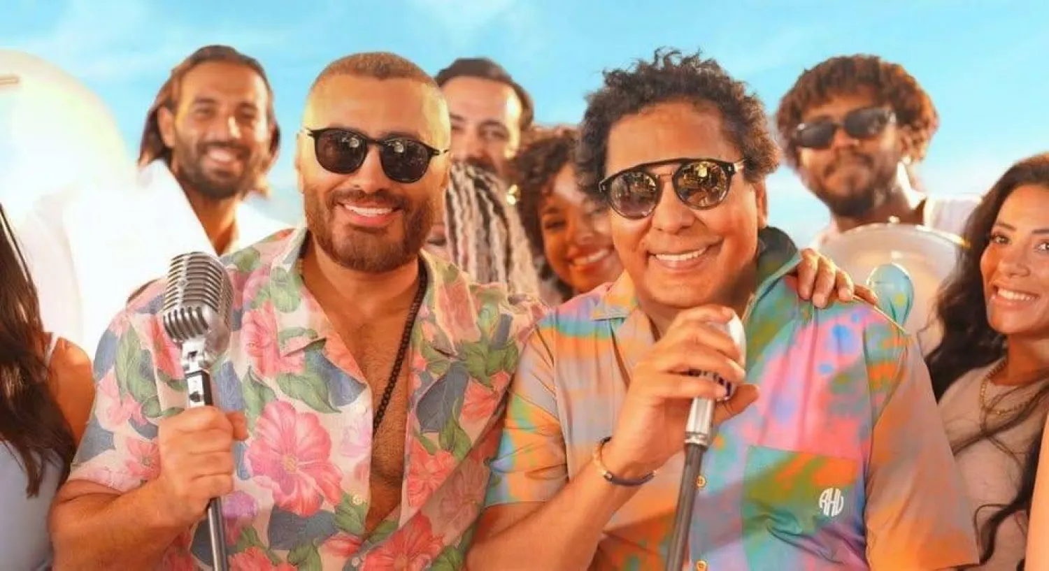 منير وتامر في ديو «الذوق العالي» (حساب تامر حسني على «إنستغرام»)
