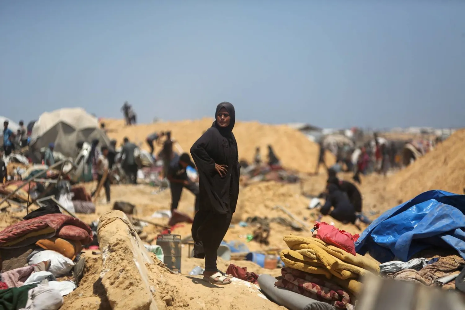 فلسطينيون يتفقدون الدمار في مخيم نازحين مؤقت بعد اقتحام الدبابات الإسرائيلية للمنطقة في خان يونس (أ.ف.ب)