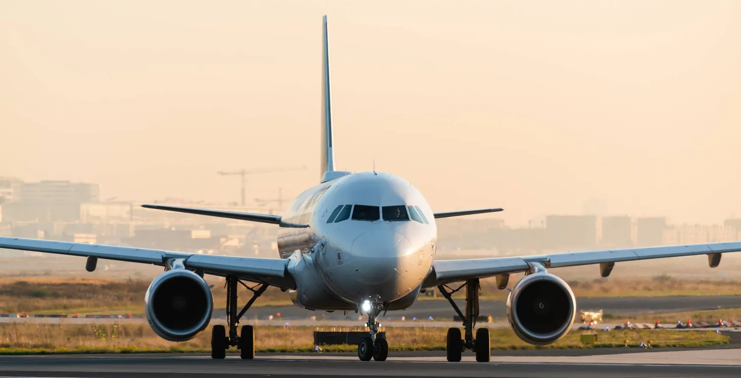 يضاعف السفر خلال الصيف من خطر فقدان البيانات بسبب كثرة التنقل والأعطال والاعتماد على شبكات غير آمنة (شاترستوك)