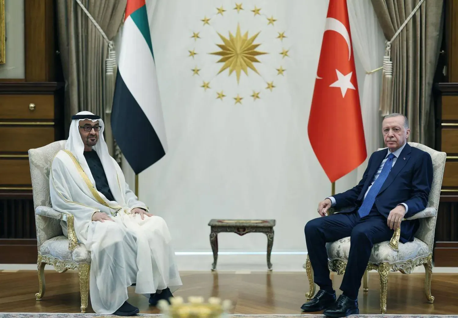BAE Devlet Başkanı Şeyh Muhammed bin Zayid ve Türkiye Cumhurbaşkanı Recep Tayyip Erdoğan, Ankara'daki Cumhurbaşkanlığı Sarayı'nda görüştüler (AFP)