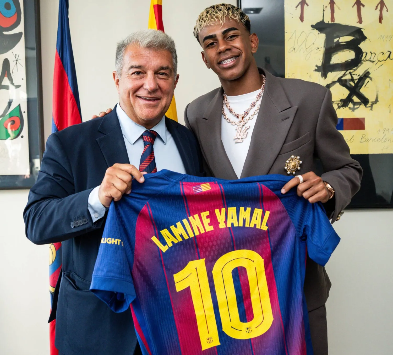 خوان لابورتا رئيس نادي برشلونة يسلم يامال القميص رقم 10 (نادي برشلونة)