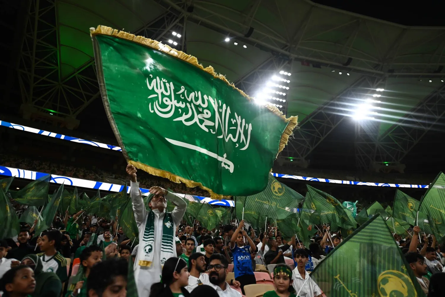 جماهير الأخضر تترقب مصيره في قرعة الملحق المونديالي (تصوير: علي خمج)