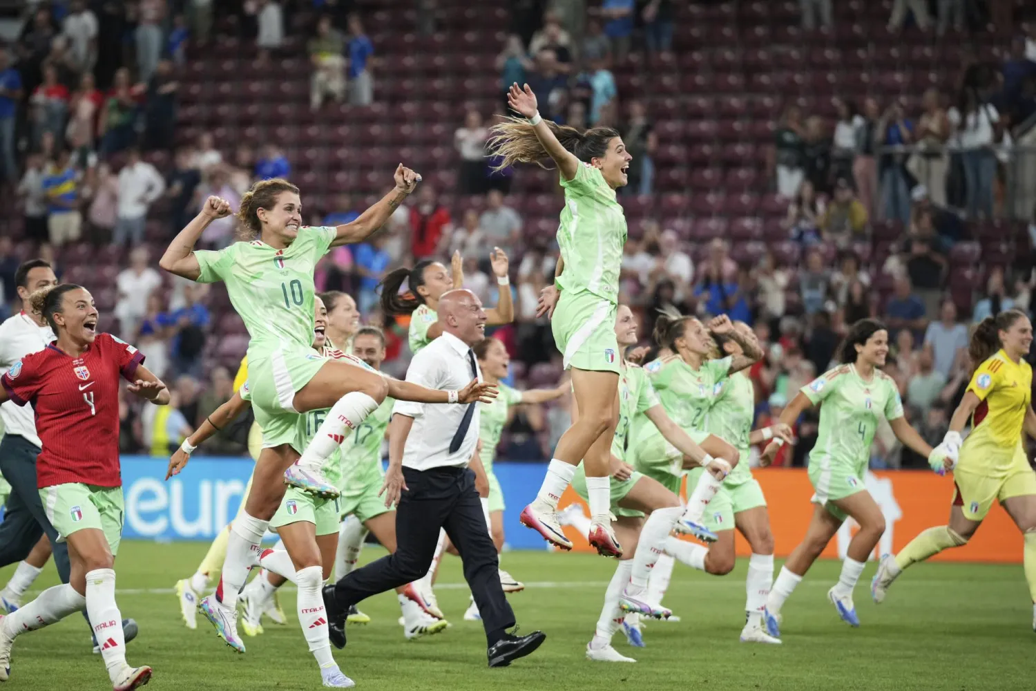 سيدات إيطاليا وفرحة عارمة بالتأهل إلى نصف النهائي (أ.ب)