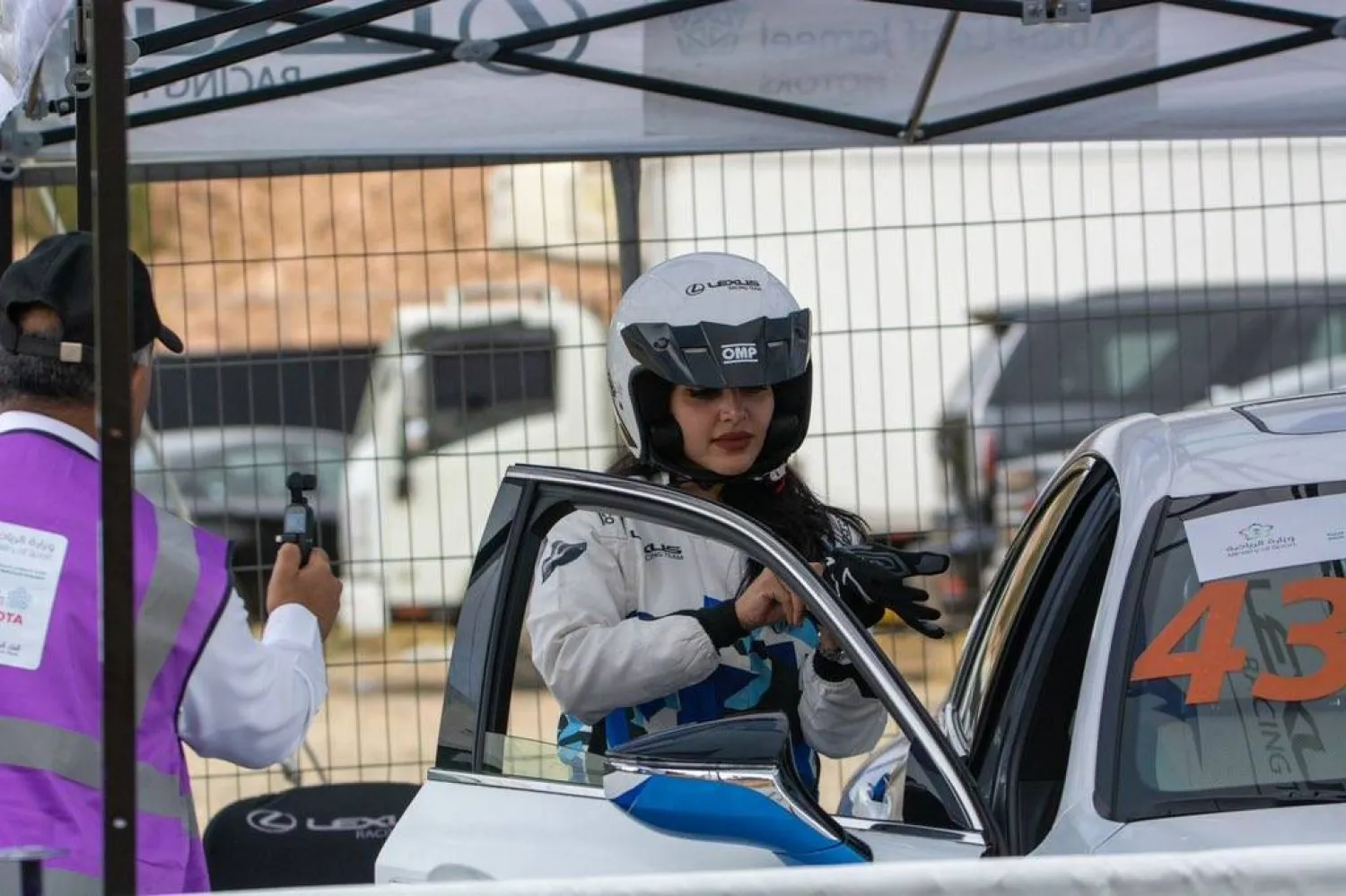 إحدى المشاركات تستعد لخوض التحدي خلال منافسات الجولة الأولى (الشرق الأوسط)