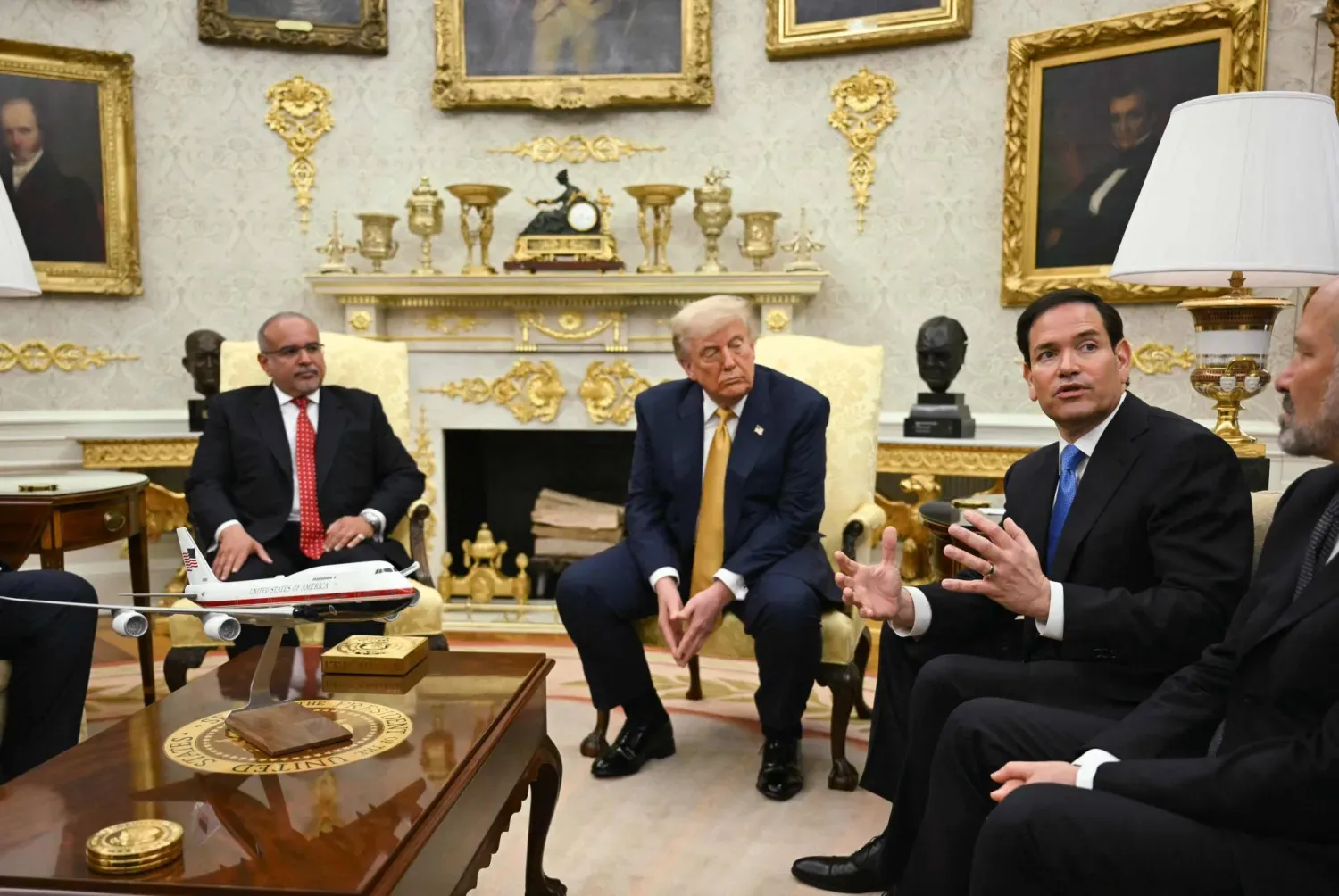 Trump, Bahreyn Veliaht Prensi'ni Beyaz Saray'da ağırladı (AFP)