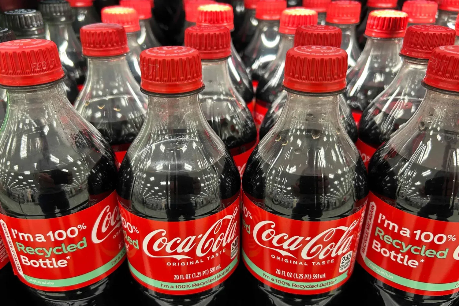 ABD'deki bir mağazada dizili Coca-Cola şişeleri (AFP)
