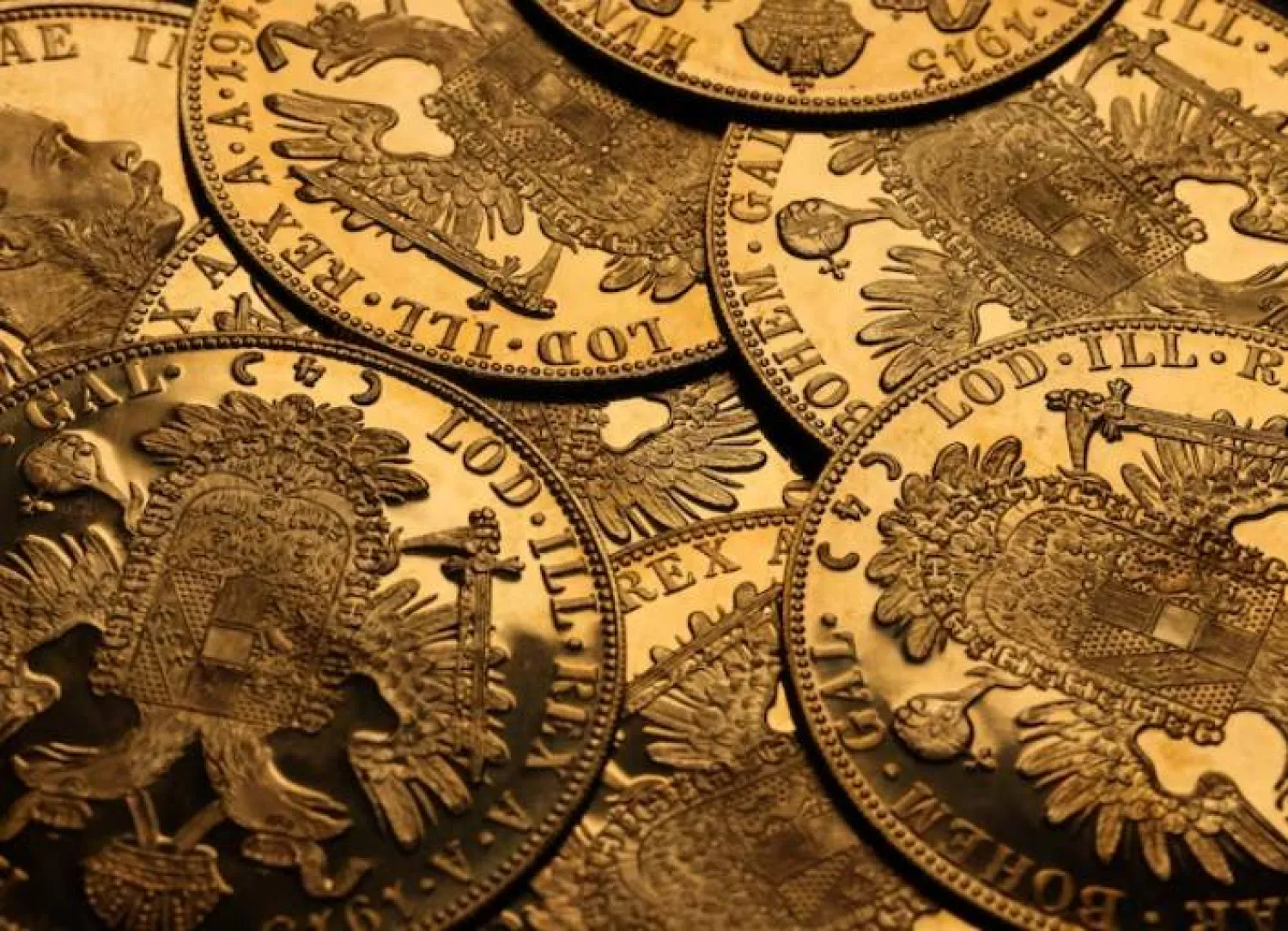 صورة توضيحية لعملات ذهبية في فيينا (رويترز)