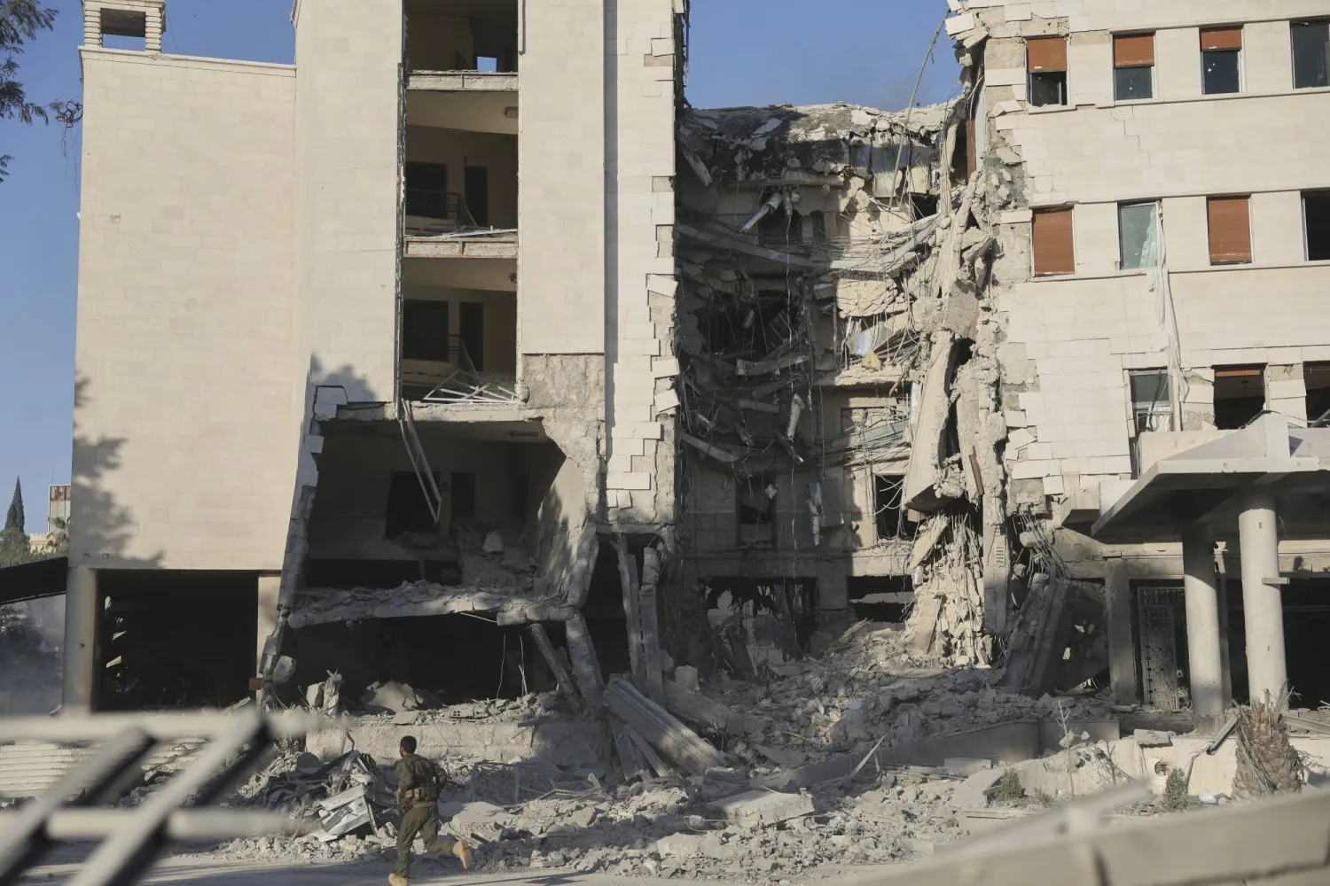 جانب من الدمار جراء القصف الإسرائيلي على مقر وزارة الدفاع السورية في دمشق (أ.ب)