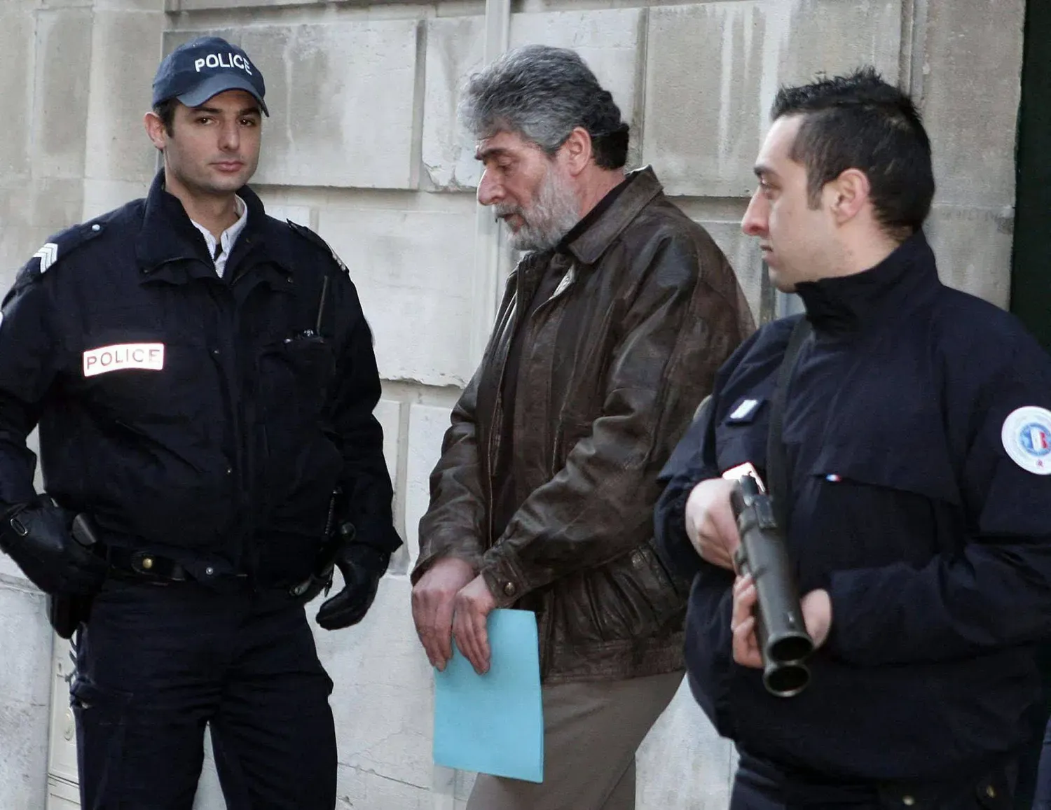 Fransız polisi George Abdullah'a eşlik ediyor (AFP)