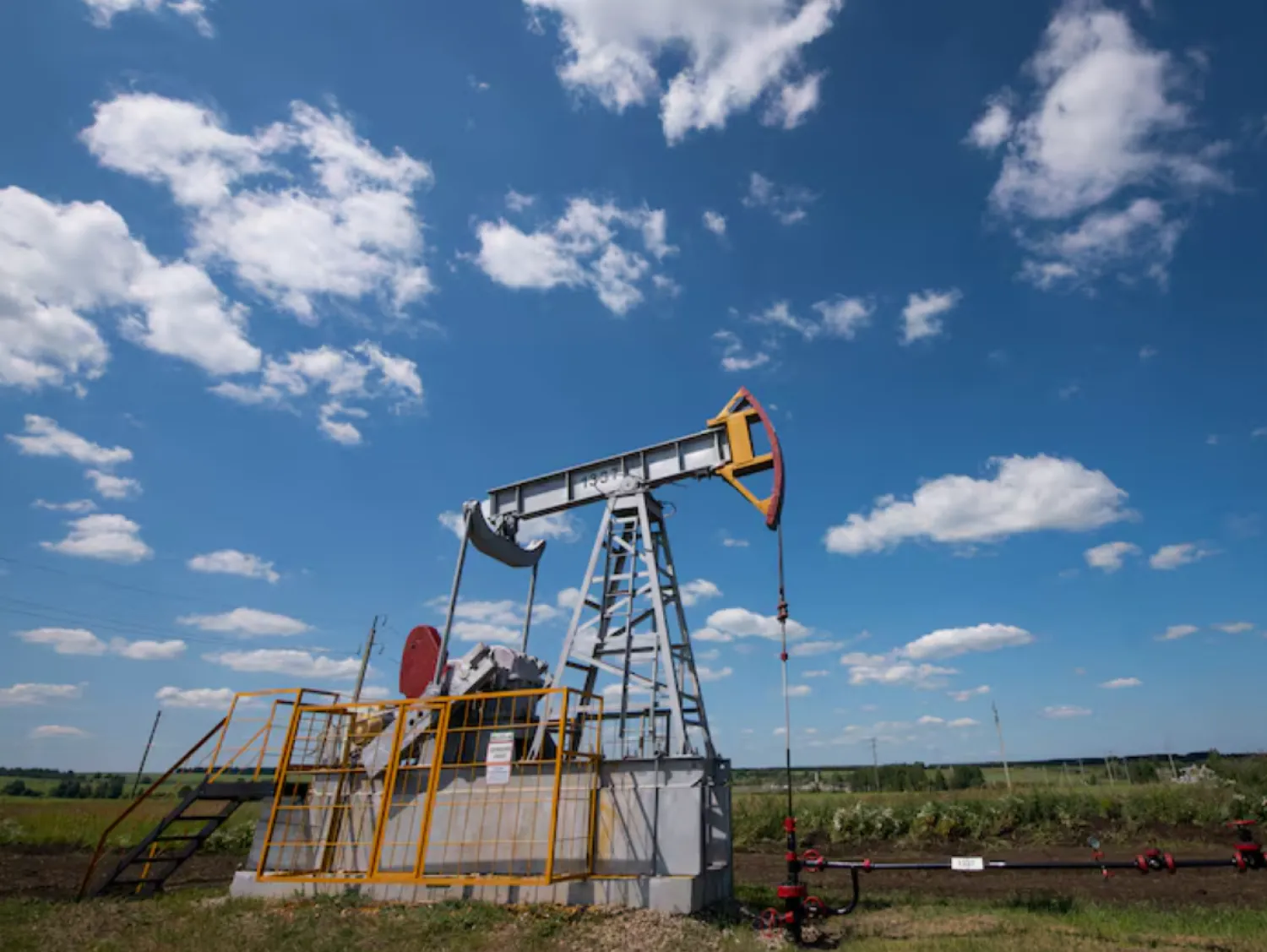 A view shows an oil pump jack outside Almetyevsk, in the Republic of Tatarstan, Russia July 14, 2025. REUTERS/Stringer/ File Photo 