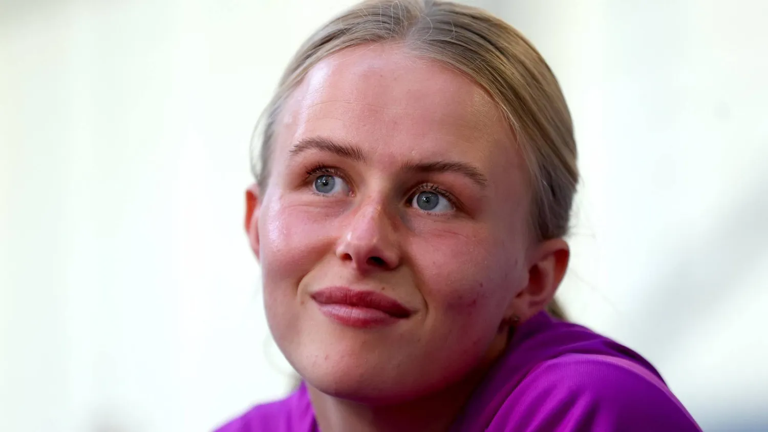 حالة من الحَوَل (الاسترابيزم) ومشكلات في الرؤية تمنعانها من تمييز المسافات (رويترز)