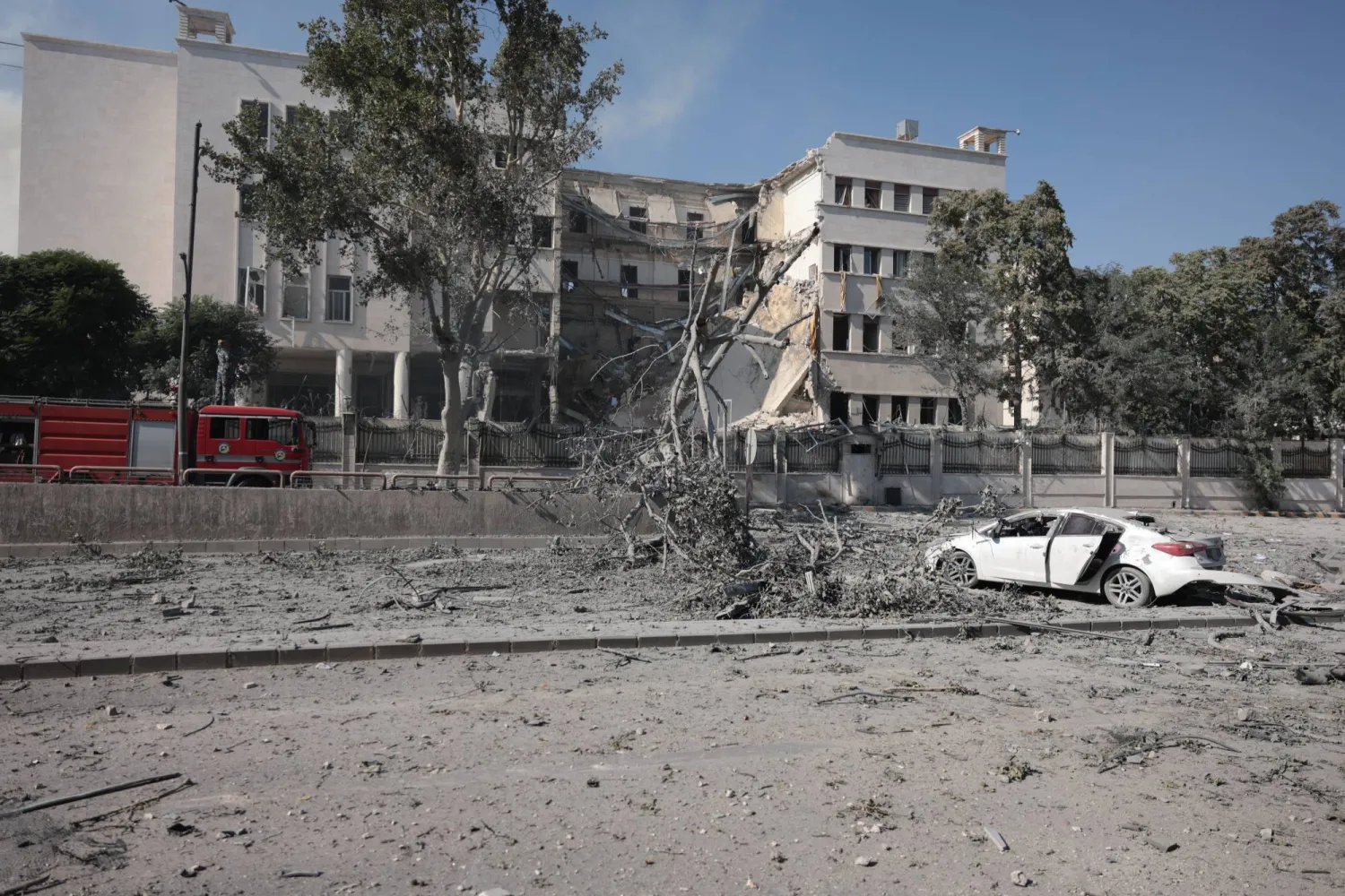 جانب من الدمار جراء الغارات الإسرائيلية على وزارة الدفاع السورية أمس (إ.ب.أ)