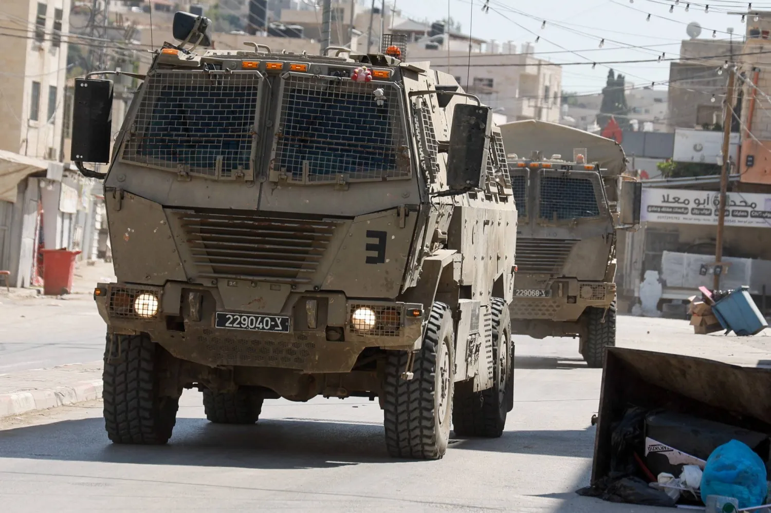 مركبات عسكرية إسرائيلية تسير في أحد شوارع قباطية بالقرب من جنين بالضفة الغربية يوم 17 يوليو 2025 (رويترز)