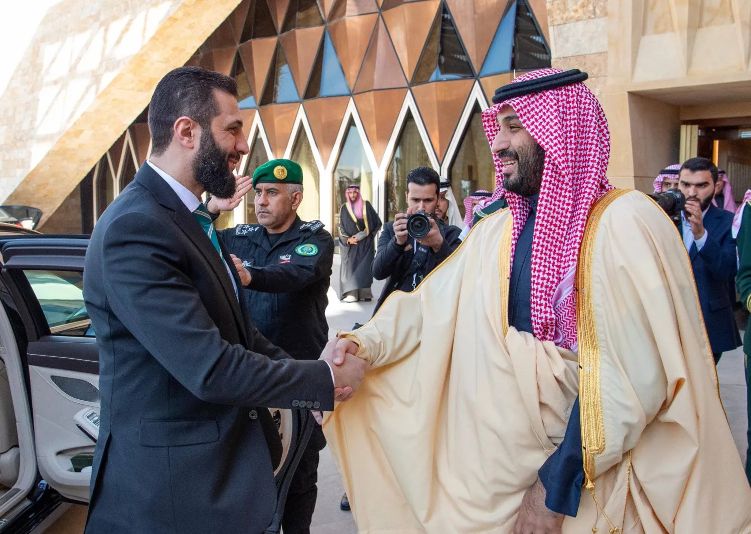 ولي العهد السعودي الأمير محمد بن سلمان مستقبلاً الرئيس السوري أحمد الشرع في الرياض فبراير الماضي (واس)
