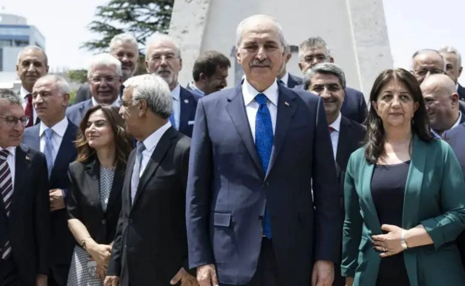 رئيس البرلمان التركي نعمان كوروتموش ووفد «إيمرالي» خلال احتفالات البرلمان بذكرى محاولة انقلاب 15 يوليو الثلاثاء الماضي (حزب الديمقراطية والمساواة للشعوب - إكس)
