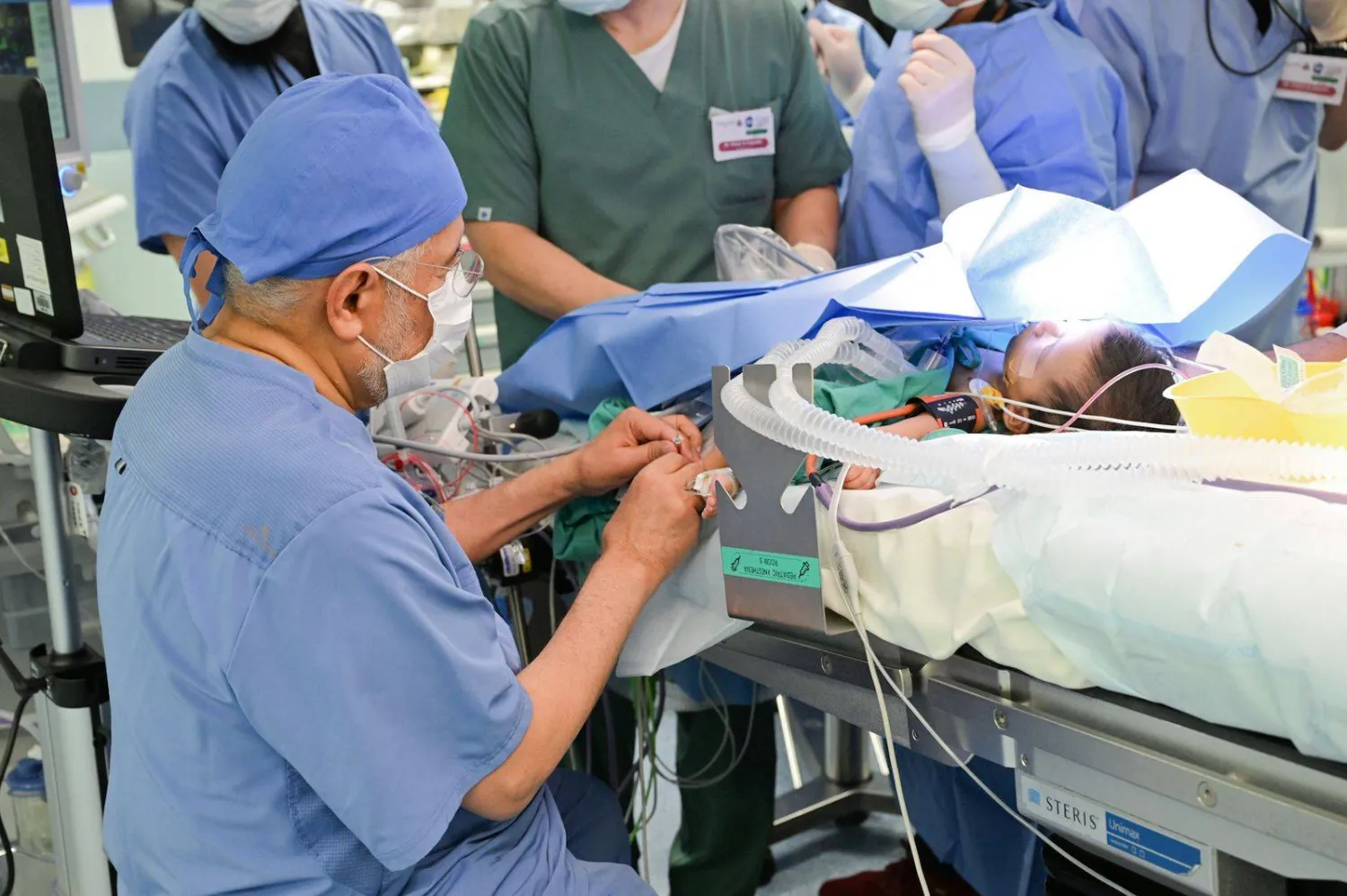الدكتور الربيعة قاد فريقاً من 38 استشارياً ومتخصصاً في العملية (مركز الملك سلمان للإغاثة)