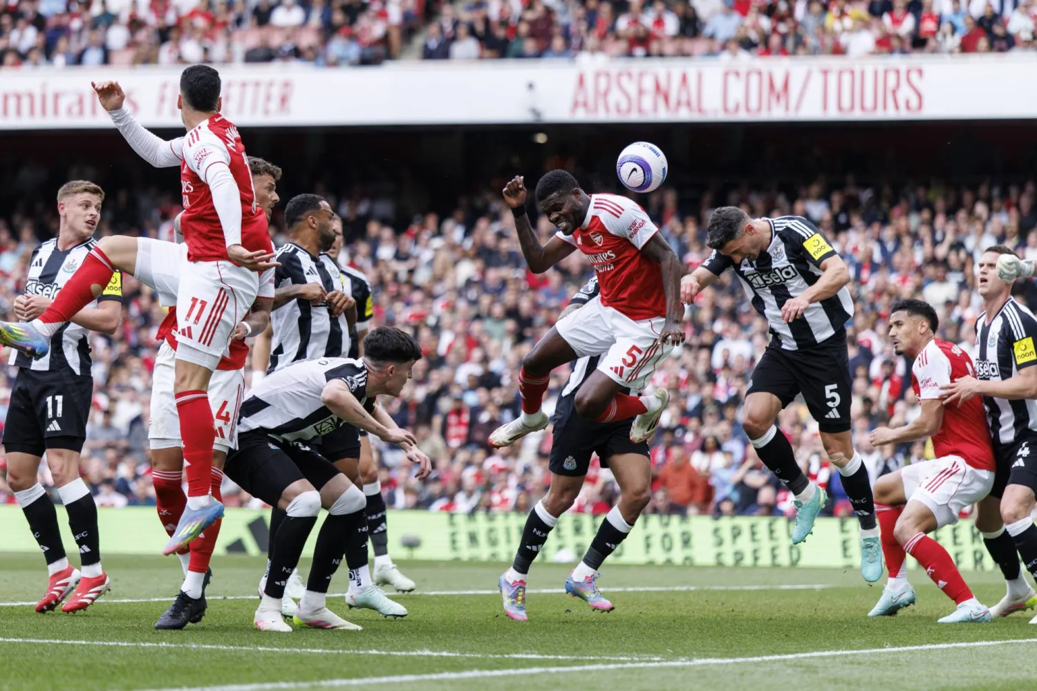 واصل أرسنال محاولات الفوز بلقب الدوري الإنجليزي  الغائب عن خزائنه منذ سنوات من دون جدوى (إ.ب.أ)