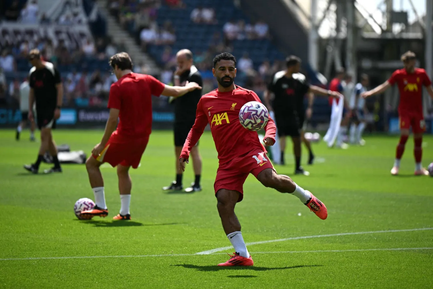 صلاح يأمل ان يبدأ الموسم الجديد مع ليفربول وهو متوج بجائزة أفضل لاعب بالعالم (ا ف ب)