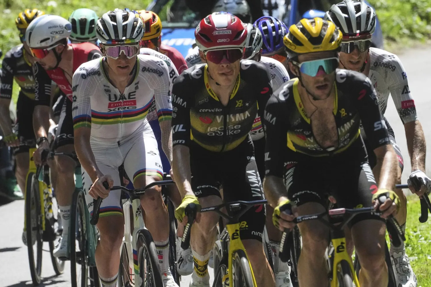 ابتعد بوغاتشار كثيراً عن أقرب منافسيه في آخر 11 كم من المرحلة الجبلية (أ.ب)