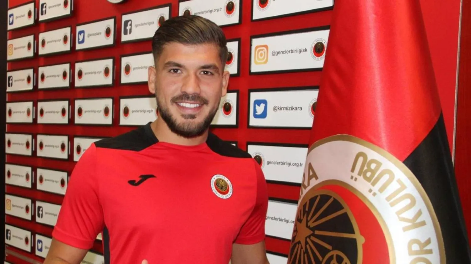 اللاعب الألماني «التركي الأصل» جوكهان غول (الشرق الأوسط)