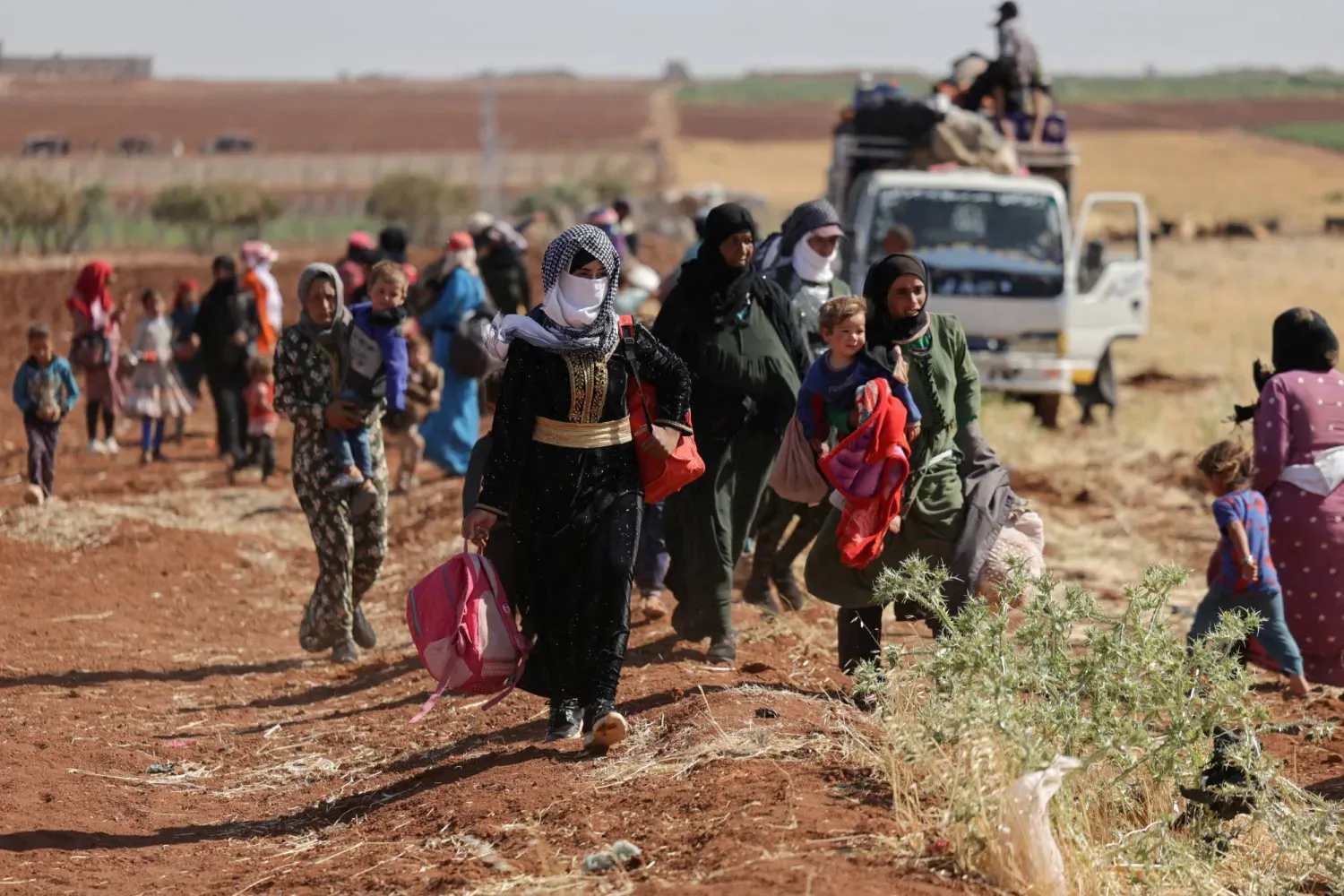  Suriye'nin güneyindeki Dürzi kentinde yaşanan olayların ardından dün kadınlar ve çocuklar Dera ve Süveyda arasında yürüdüler (Reuters)