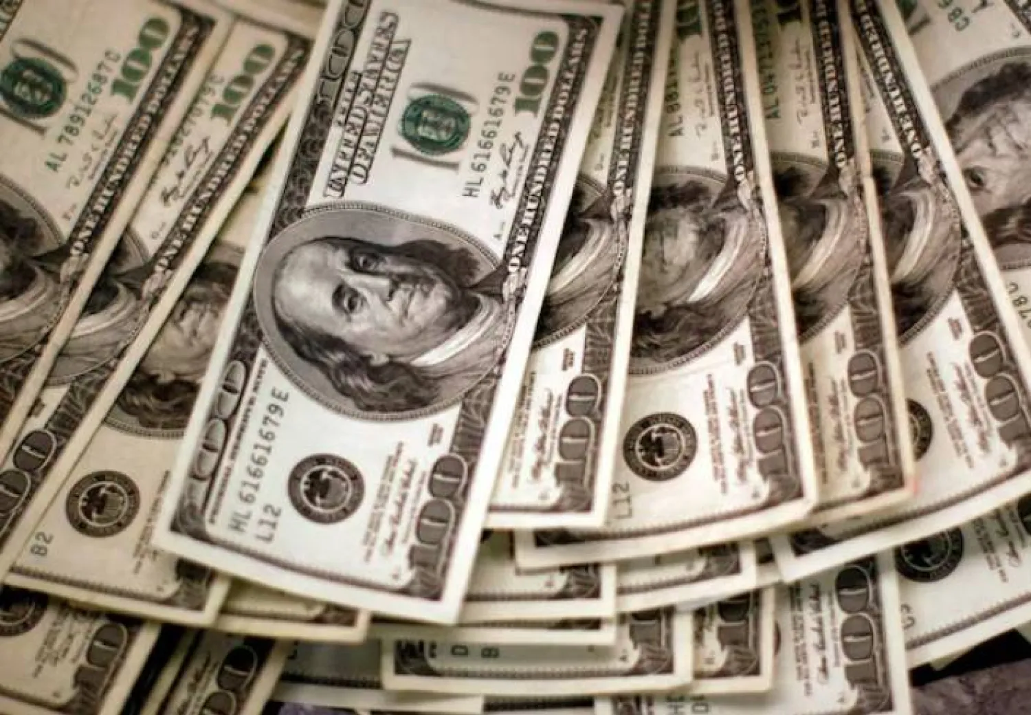 أوراق نقدية من الدولار الأميركي (رويترز)