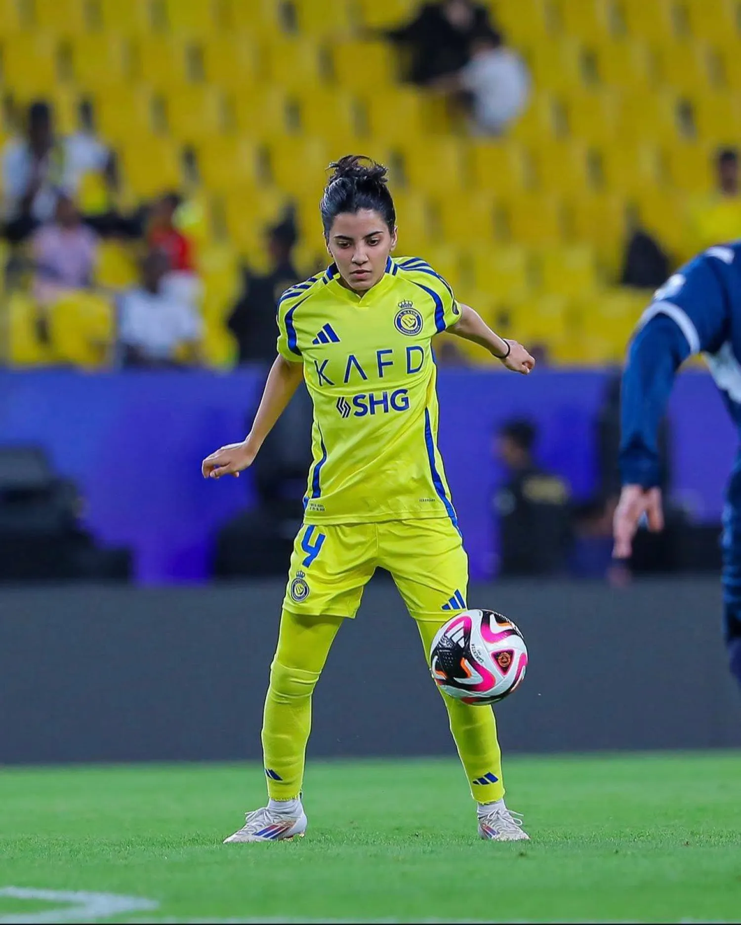فيّ الحربي لاعبة نادي النصر (الشرق الأوسط)